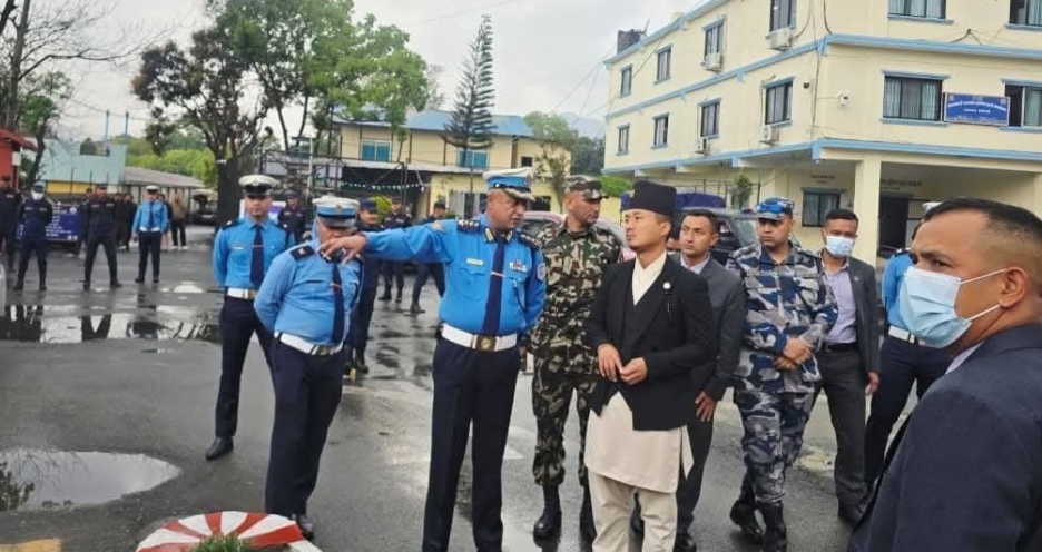 गृहमन्त्री गुरुङ आफै गाडी चलाएर उपत्यकाका ट्राफिक कार्यालयमा पुगे